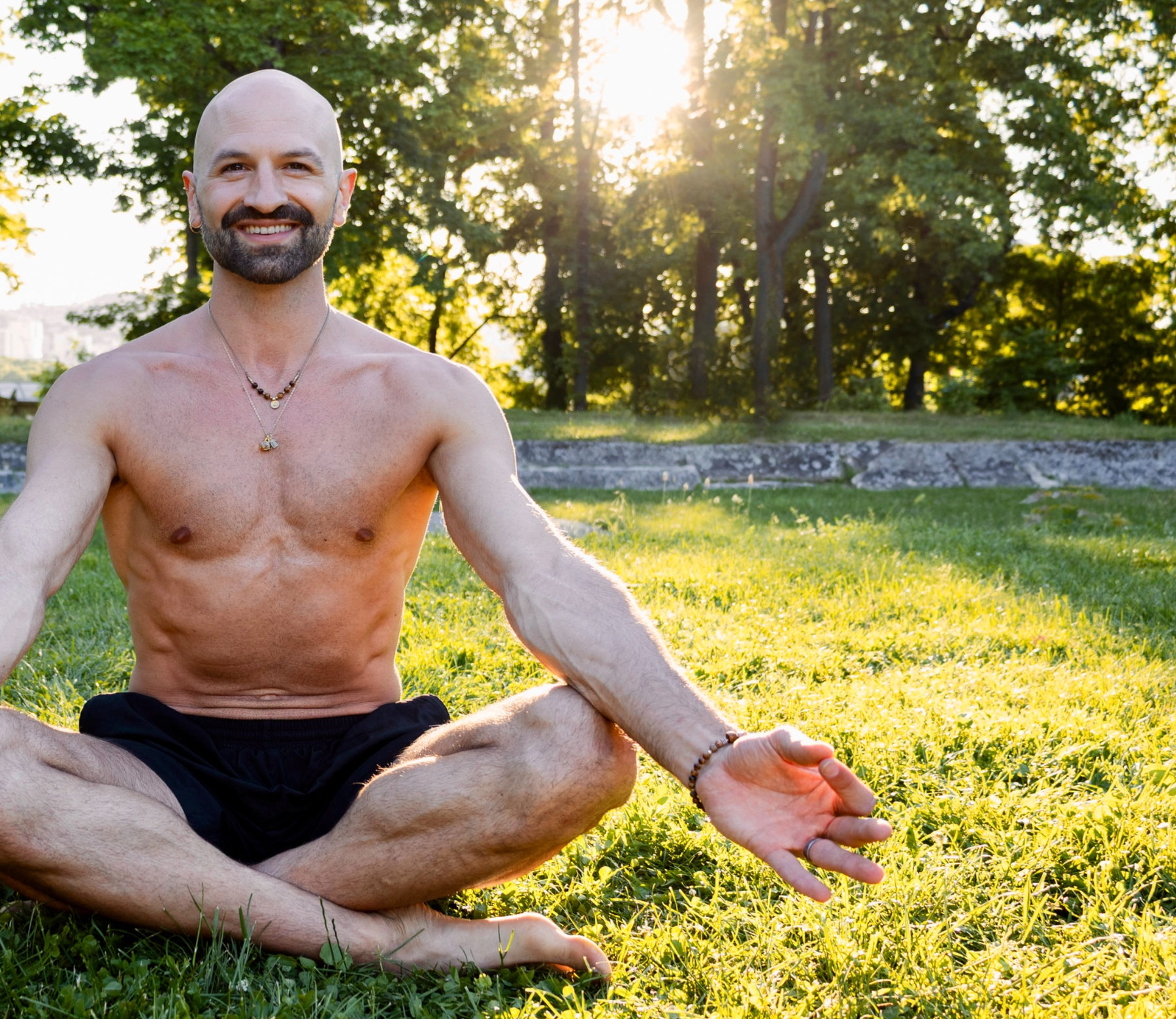 Michi beim meditativen Sitzen in der Natur