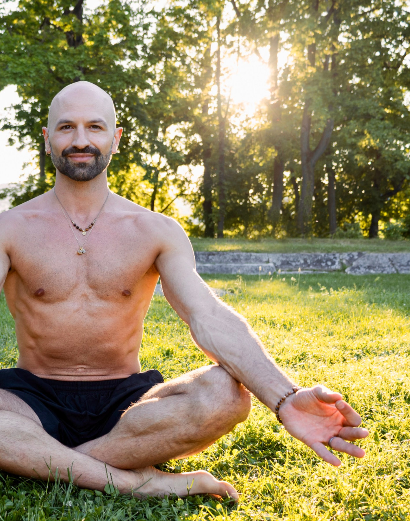 Michi während der Meditation im Abendlicht